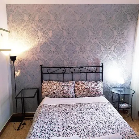 Two Steps From Rialto Guest house