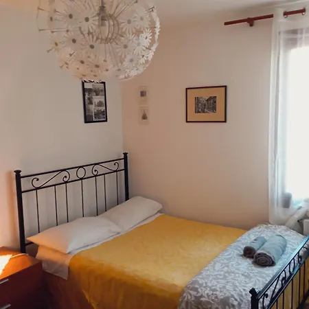 Two Steps From Rialto Guest house