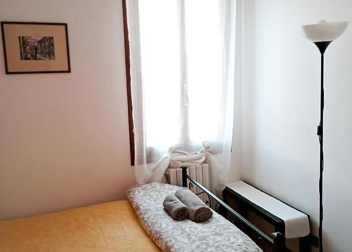 Two Steps From Rialto Venise